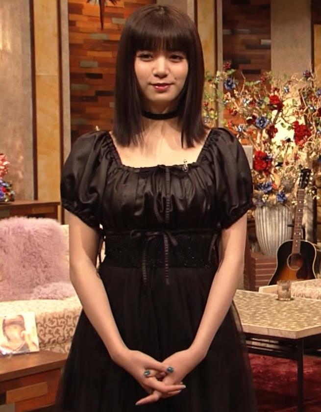 池田エライザ　短すぎるミニスカートで脚エロキャプ・エロ画像